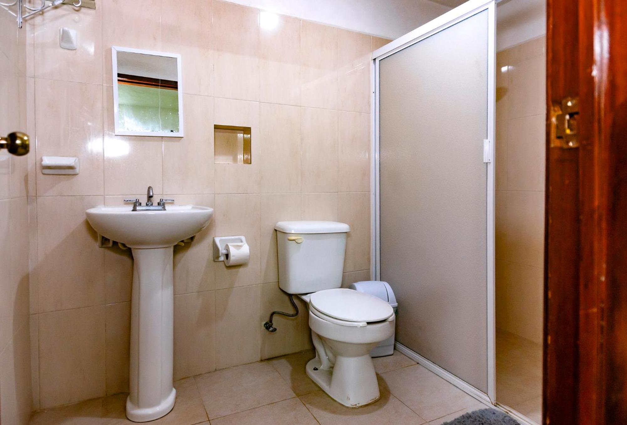 Hostal Casa Cucu - Wifi, Hot Water, Ac, Free Water Refill - Stay 3 Nights Or More And Get 1 Day Free Bikes & 1 Free Laundry Wash فالادوليد المظهر الخارجي الصورة
